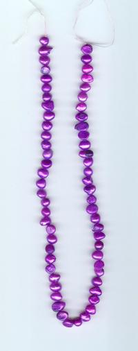 Billede: perler på snor ca. 40 cm, lilla