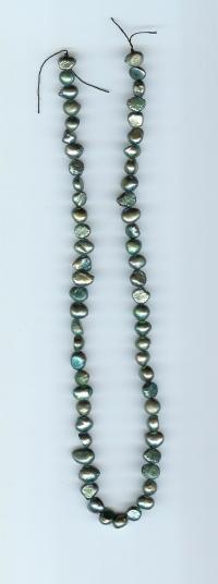 Billede: perler på snor ca. 40 cm, grå