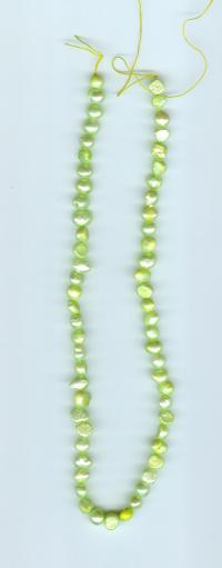 Billede: perler på snor ca. 40 cm, grøn