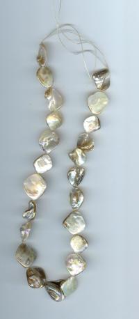 Billede: perler på snor ca. 40 cm, AB hvid