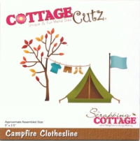 Billede: skæreskabelon Dies CottageCutz CC-251 telt med flag og vasketøj over til et træ, Campfire Clothesline, 12,7x8,9cm, førpris kr. 131,- nupris